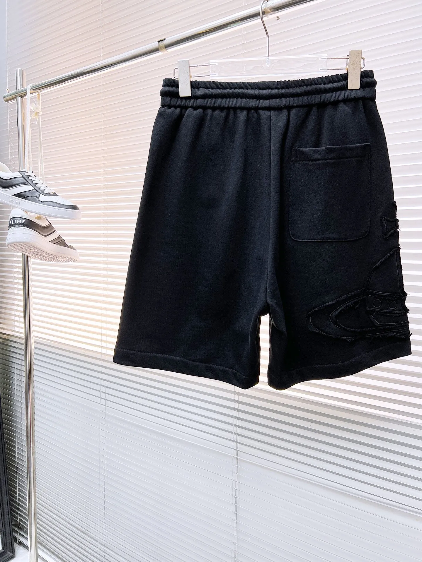 The Queen Mother's three-standard complete 2026 summer New Arrival men's casual shorts, advanced custom-made fabric Breathable fabric, Breathable elasticity and comfort, impeccable details, top-grade accessories, original logo design concept, delicate and soft feel! The upper body fit is awesome! Size: M-XXXL Please state your height and weight when ordering
